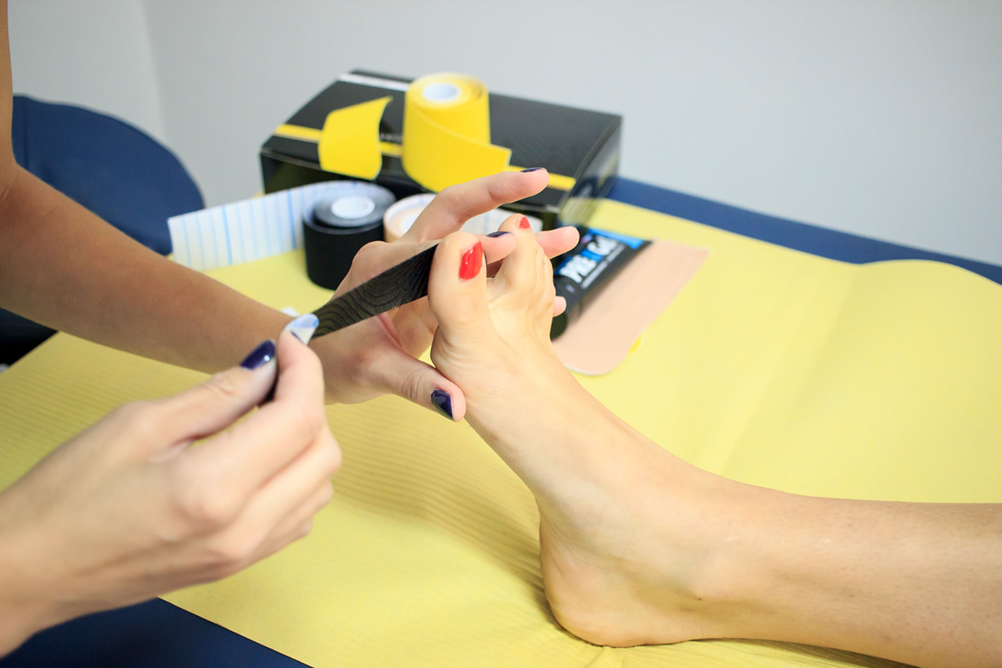  Kinesiotaping_-_paluch_ko_lawy_przyk_ad_aplikacji_1