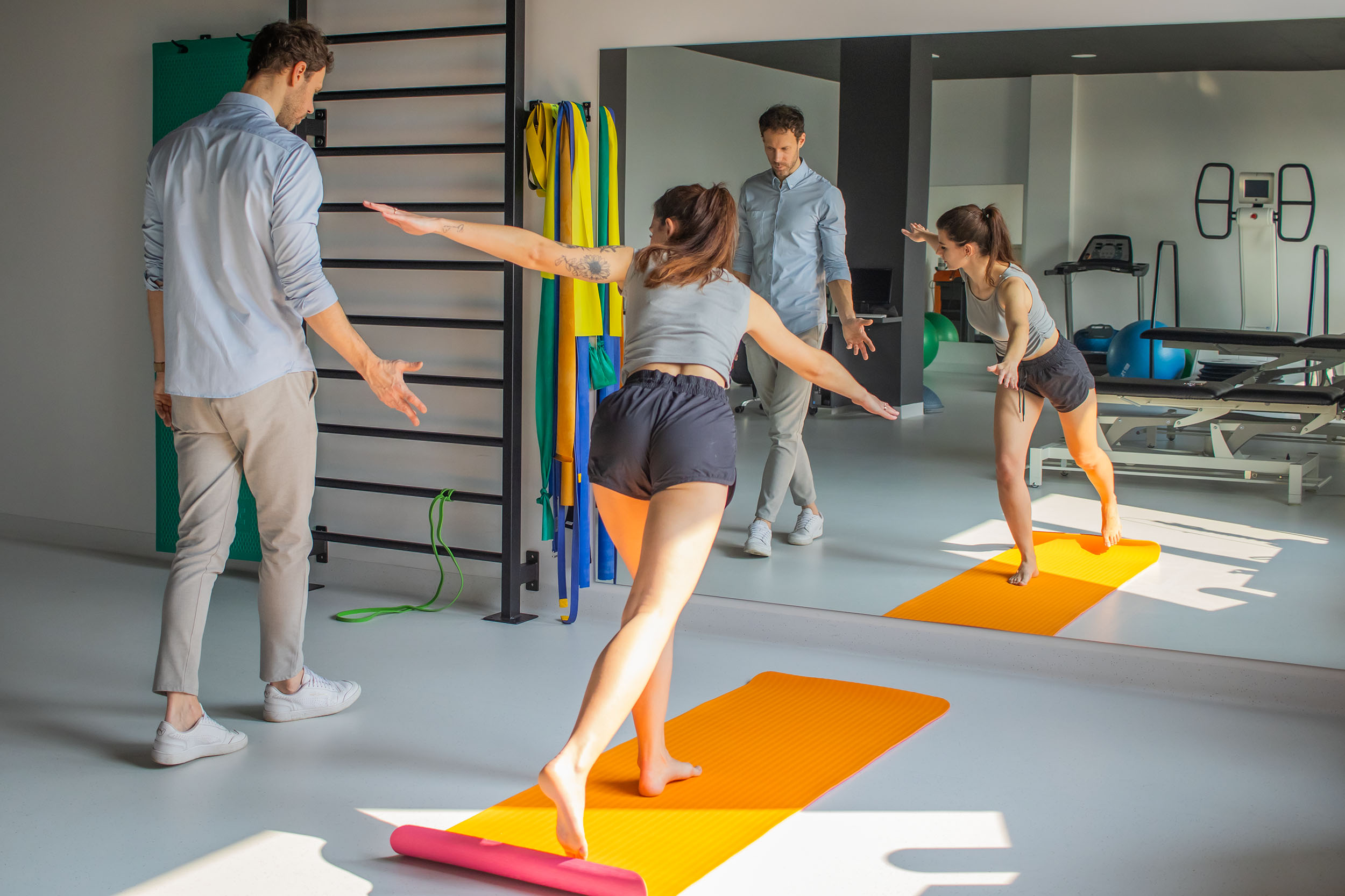 Jak zredukować ból kolan? - Hip Airplane Poprawne wykonanie ćwiczenia Hip Airplane