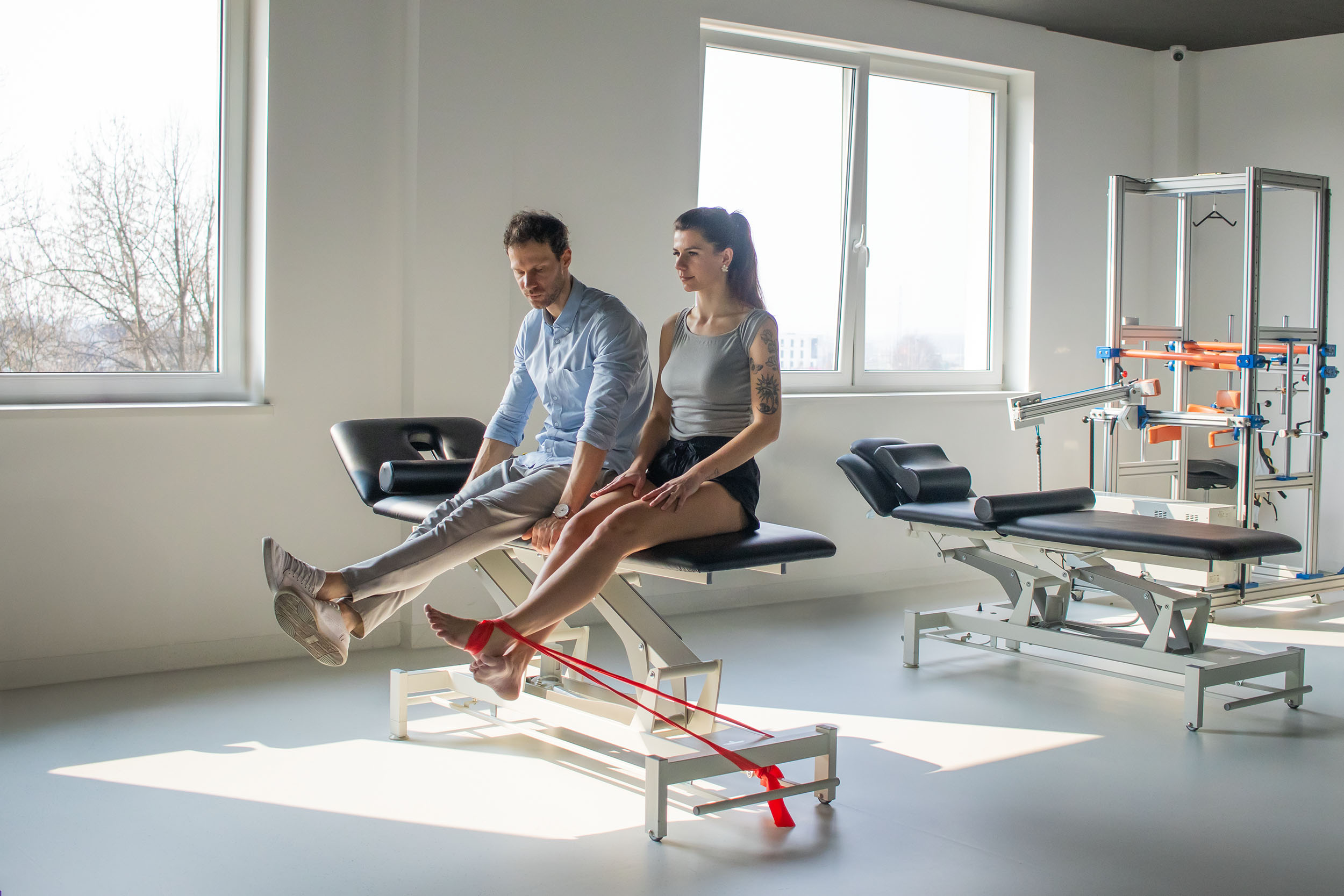 Wzmacnianie kolan - ćwiczenie ekscentryczne na mięsień czworogłowy z taśmą oporową Ćwiczenia ekscentryczne - wzmacnianie kolan