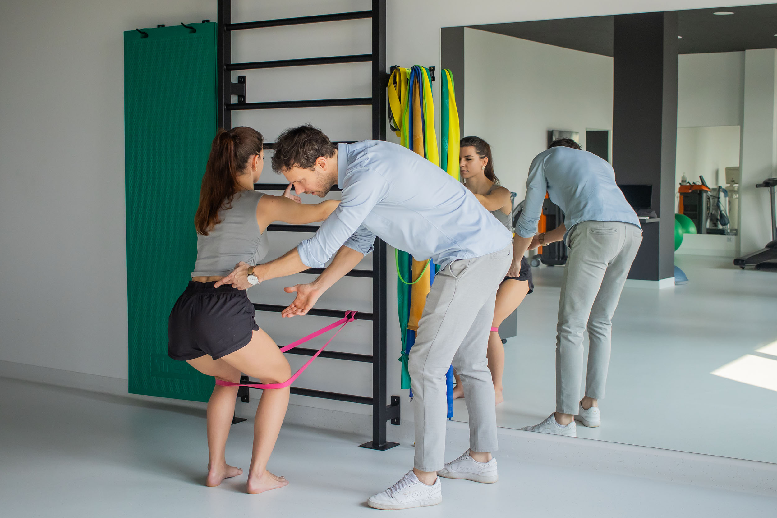 Ćwiczenie izometryczne na mięsień czworogłowy Ćwiczenia na wzmocnienie kolan