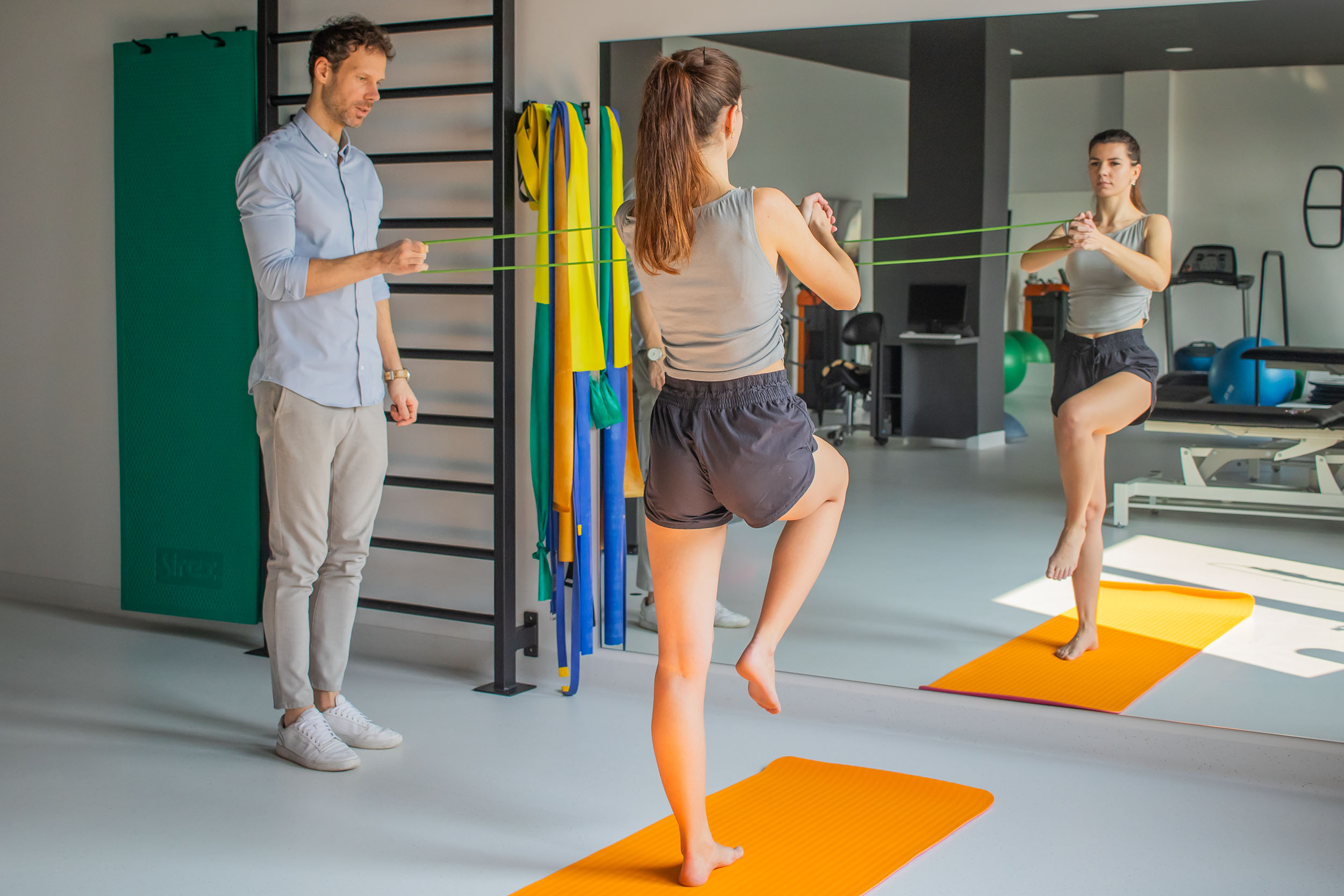 Ćwiczenie stabilizacyjne z gumą oporową Wzmacnianie kolan - poprawne wykonywanie ćwiczeń stabilizacyjnych