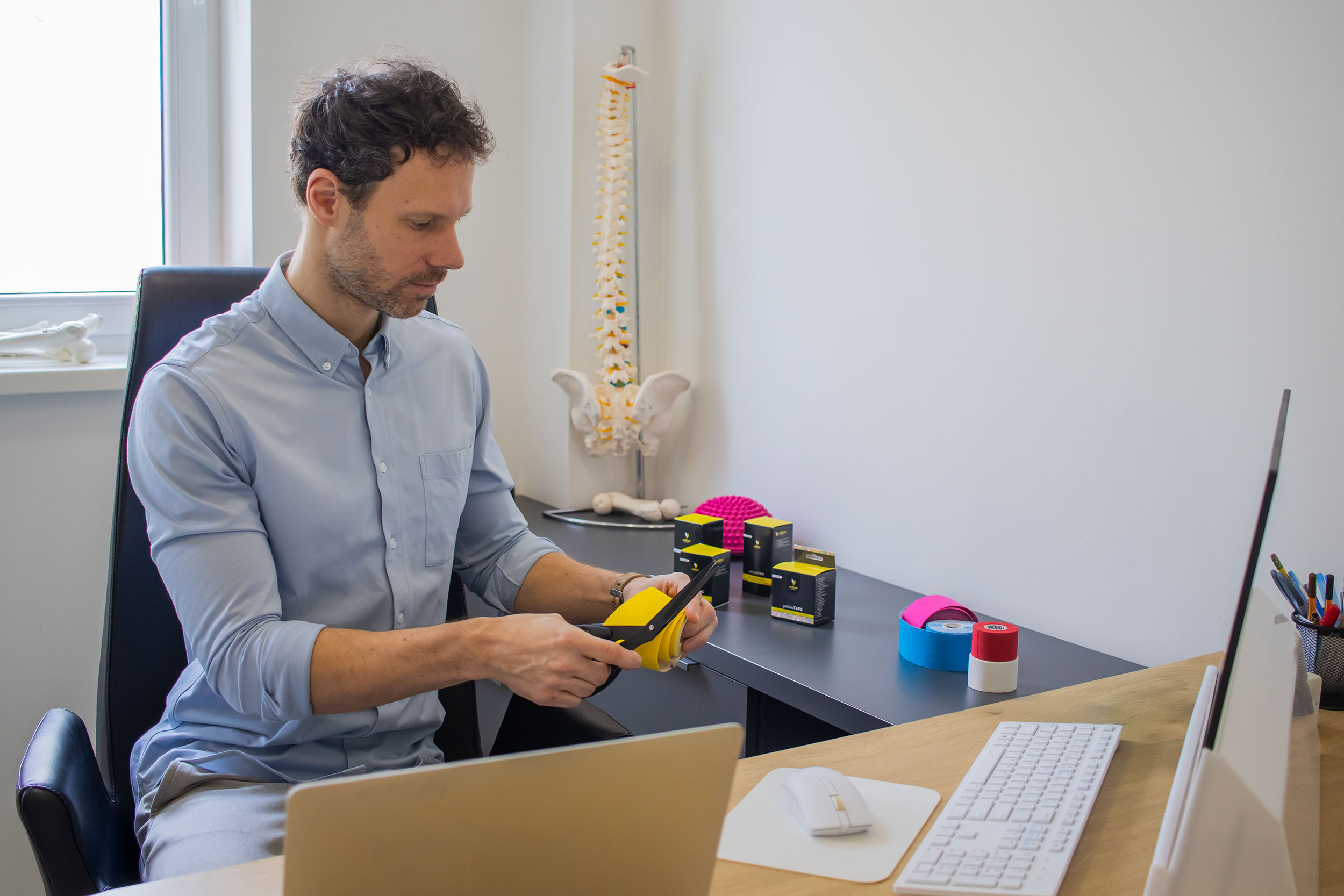 Kinesiotaping w gabinecie fizjoterapeutycznym Wyposażenie gabientu fizjo - kinesiotaping