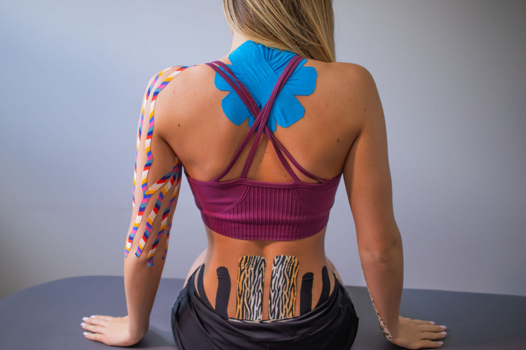 Jak prawidłowo nakleić taśmy kinesiotaping? Praktyczne przykłady | WIDEO
