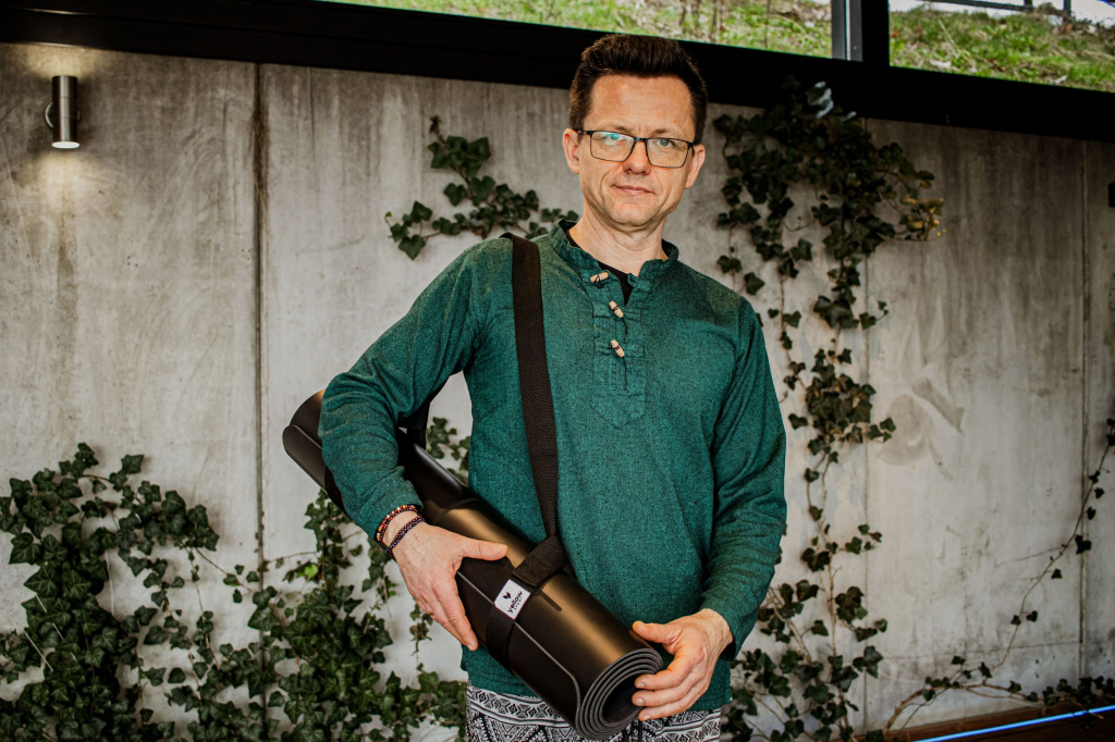 Praktyka Jogi z Grzegorzem Woźniakiem - droga do lepszej sprawności i redukcji stresu [WIDEO]