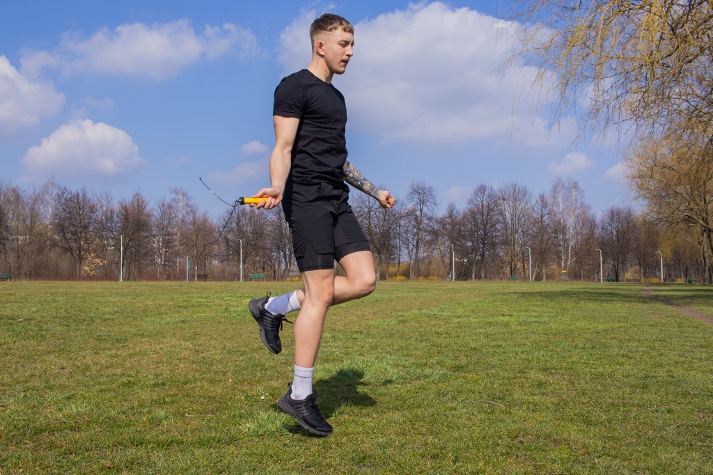 Jak trenować na skakance? Jaką skakankę wybrać? Wskazówki trenera