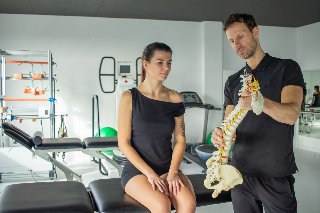 Dlaczego się garbimy? Rodzaje garbienia i sposoby uniknięcia garba