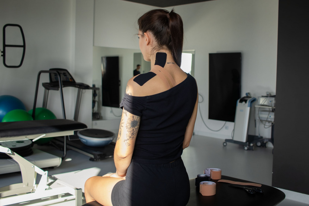 Jak pozbyć się bólu szyi? Kinesiotaping na ból szyi i praktyczne ćwiczenia 