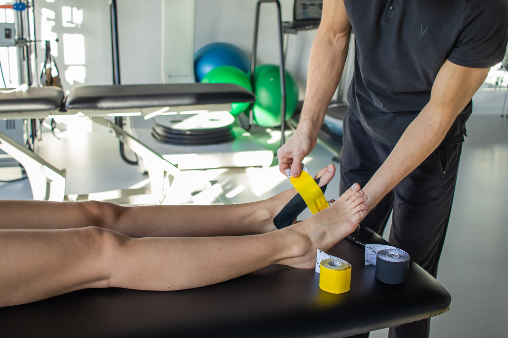 Taping haluksa. Jak radzić sobie z paluchem koślawym? 