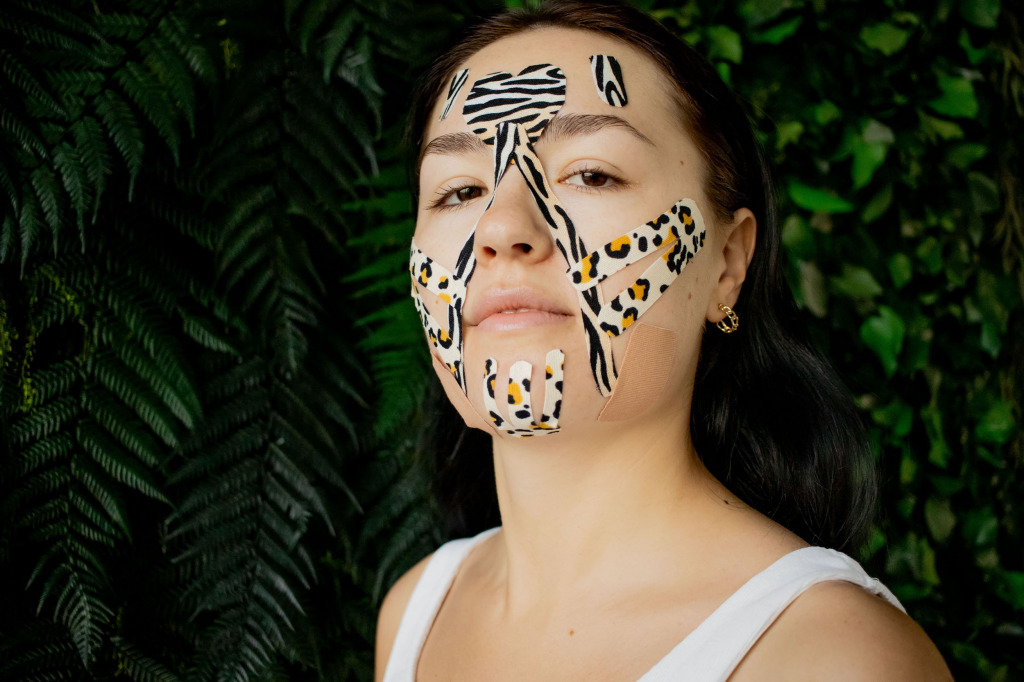 Kinesiotaping twarzy - podstawowe zastosowania, działanie i przykłady aplikacji 