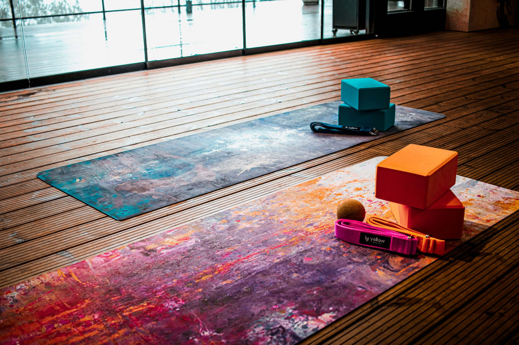 Sztuka jogi na płótnie. Zobacz jak powstawały nasze maty do jogi autorstwa Majki Dombrowicz