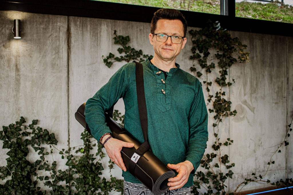 Joga w pigułce: korzyści i kontuzje - wskazówki od nauczyciela jogi Grzegorza Woźniaka