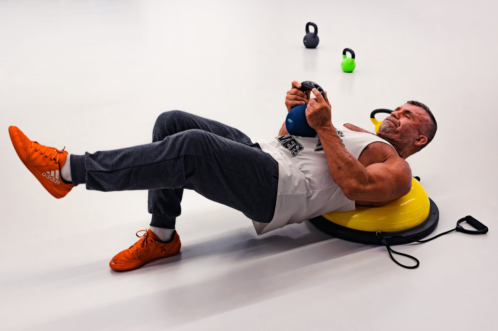 yellowBOSU - trener równowagi: zobacz, jak skutecznie wykorzystać go w treningu [WIDEO]