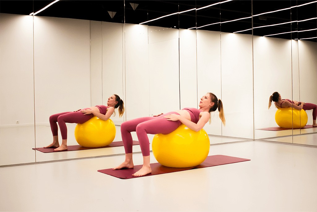 Ćwiczenia na piłce gimnastycznej  - sposób na domowy trening 