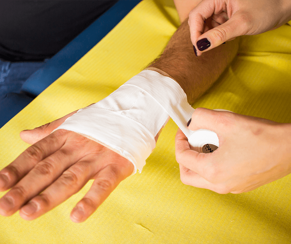 Taping sportowy - Oklejenie po grzbietowej stronie nadgarstka