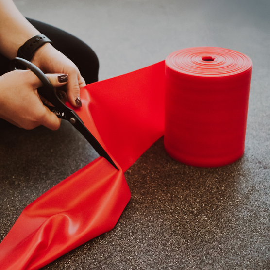 yellowFLAT Band - Taśma TPE do ćwiczeń i fizjoterapii - W rolce, do cięcia - Czerwona - 15 cm x 30 m - Opór 2-4 kg