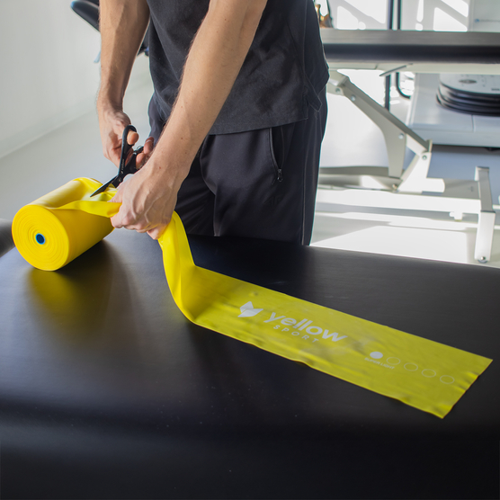 yellowFLAT Band - Taśma TPE do ćwiczeń i fizjoterapii - W rolce, do cięcia - Żółta - 15 cm x 30 m - Opór 1-2 kg